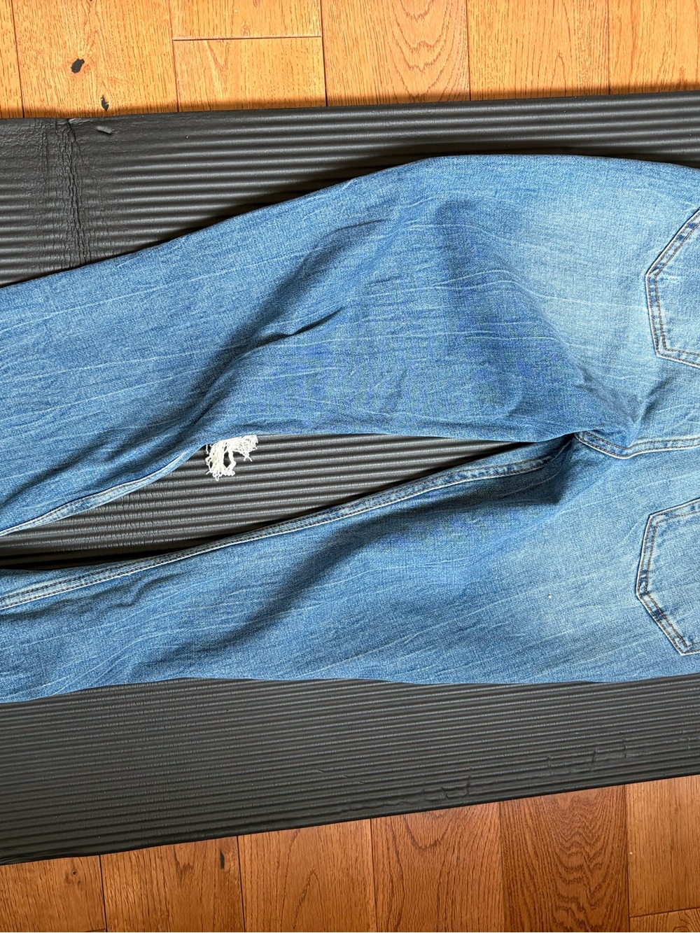 Abercrombie & Fitch Ankle Straight Ultra High Rise - Distressed - Picture 3 of 3